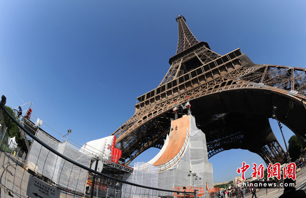 法國小伙“跳”艾菲爾鐵塔