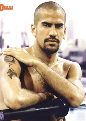 足球流氓與國(guó)腳同機(jī)飛南非 費(fèi)用疑足協(xié)“贊助”