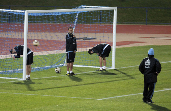 老馬頭頂小藍(lán)帽 寶刀不老小試球技