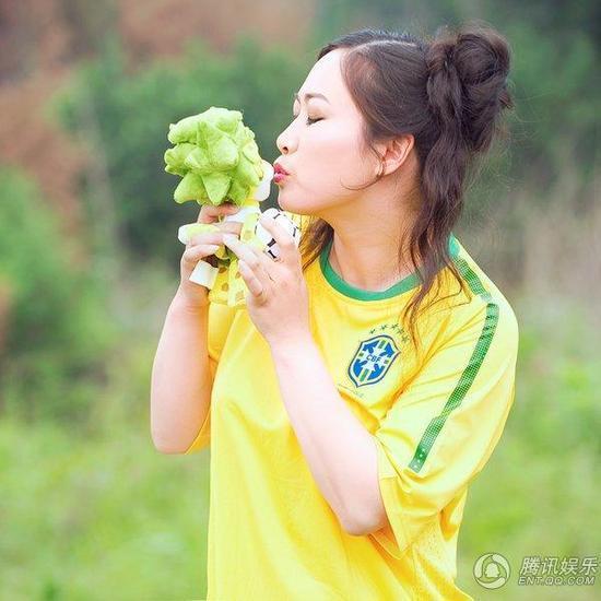芙蓉姐姐身穿巴西隊(duì)服 化身世界杯雷人女神