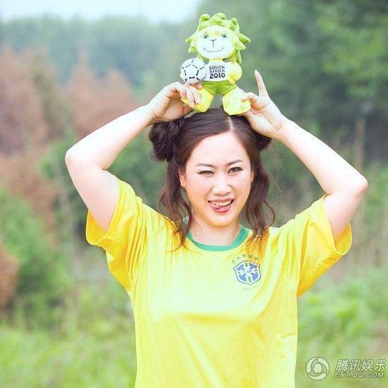 芙蓉姐姐身穿巴西隊(duì)服 化身世界杯雷人女神