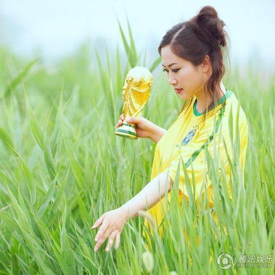 芙蓉姐姐身穿巴西隊(duì)服 化身世界杯雷人女神