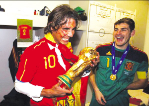 納達(dá)爾溜進(jìn)更衣室咬大力神杯 奪冠令其痛哭流涕