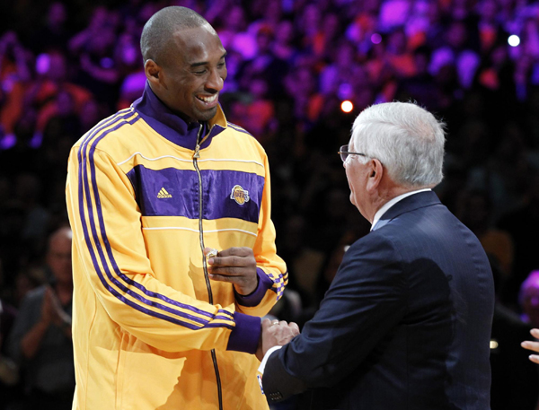 NBA：姚明復(fù)出首戰(zhàn)9分6犯離場 火箭揭幕戰(zhàn)遭湖人翻盤