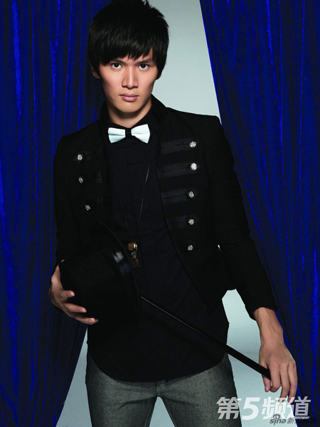 鮑春來攜手張雨綺拍大片