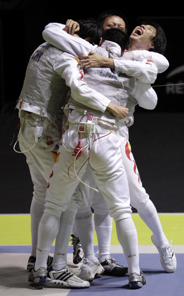 擊劍世錦賽：中國(guó)男隊(duì)大逆轉(zhuǎn) 歷史首獲花劍團(tuán)體冠軍