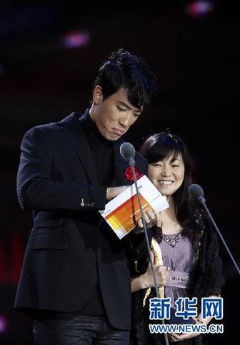 劉翔燙頭畫眼線煙熏妝亮相 網(wǎng)友大呼