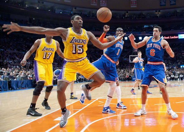 科比33分10板力壓小斯24+10 湖人客場(chǎng)完勝尼克斯