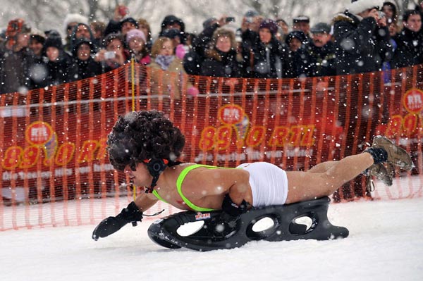 德國(guó)裸體滑雪賽驚艷上演