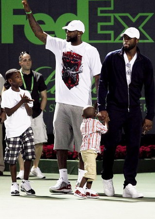 熱火兩巨頭現(xiàn)身網球場助陣納達爾