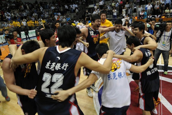 CBA總決賽：廣東東莞銀行隊(duì)問(wèn)鼎 加冕“七冠王”