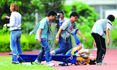 球場暗算又出新招 擔(dān)架員故意摔客隊(duì)傷員