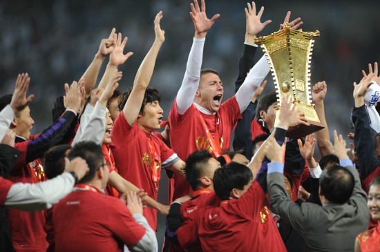 足協(xié)杯：天津泰達(dá)2:1戰(zhàn)勝山東魯能首次捧杯