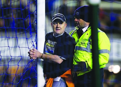 英超不速之客制造笑料 手銬哥將自己銬在球門柱