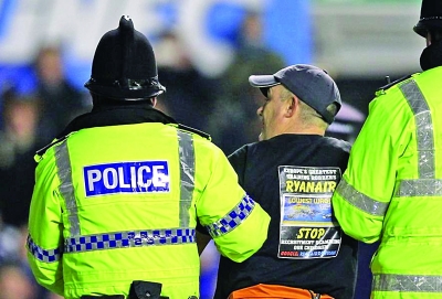 英超不速之客制造笑料 手銬哥將自己銬在球門柱