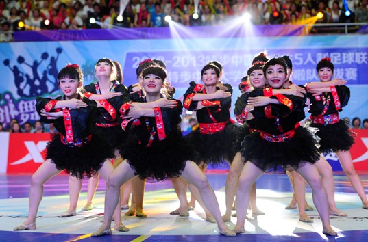 玩轉賽場 天天向上：特步足球啦啦隊開創(chuàng)中國校園五人制足球賽事新模式