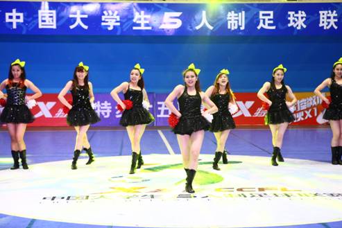 特步足球啦啦隊(duì)精彩亮相《天天向上》欄目