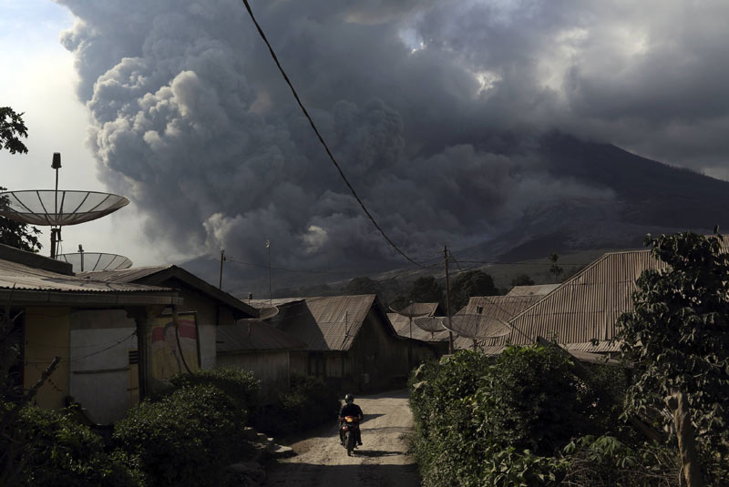 New volcano eruptions force more Indonesians to evacuate